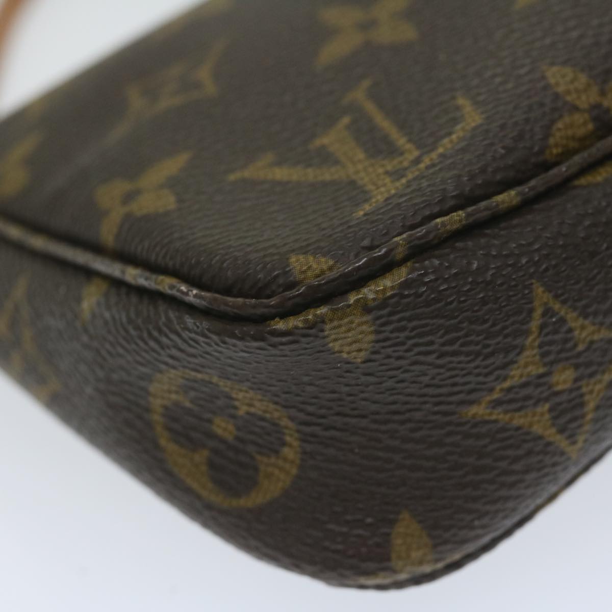 Louis Vuitton Pochette Accessoire Clutch