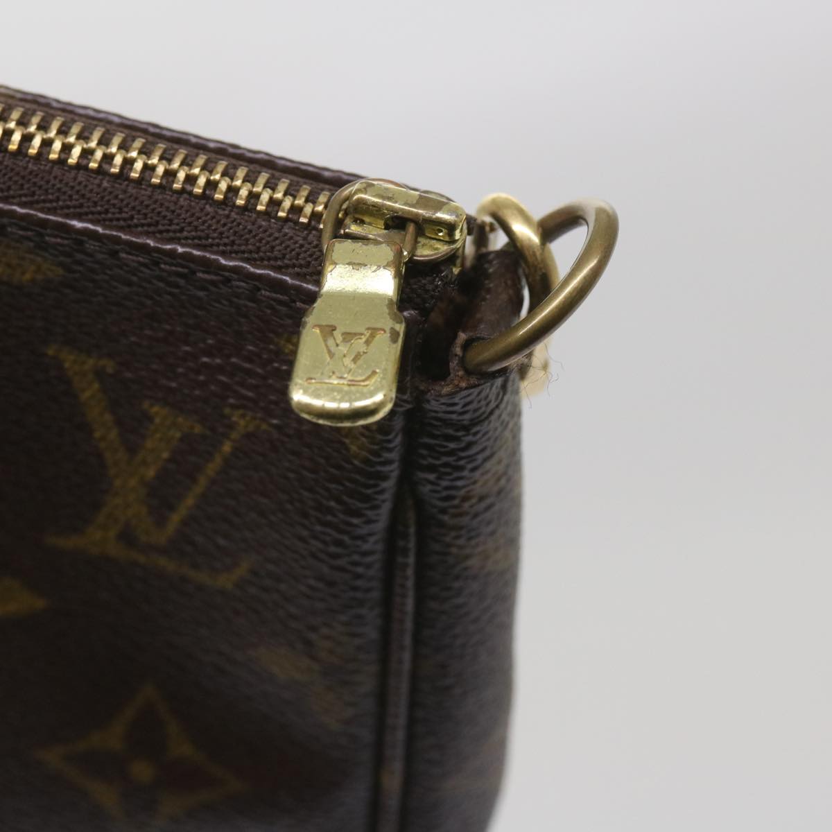 Louis Vuitton Pochette Accessoire Clutch