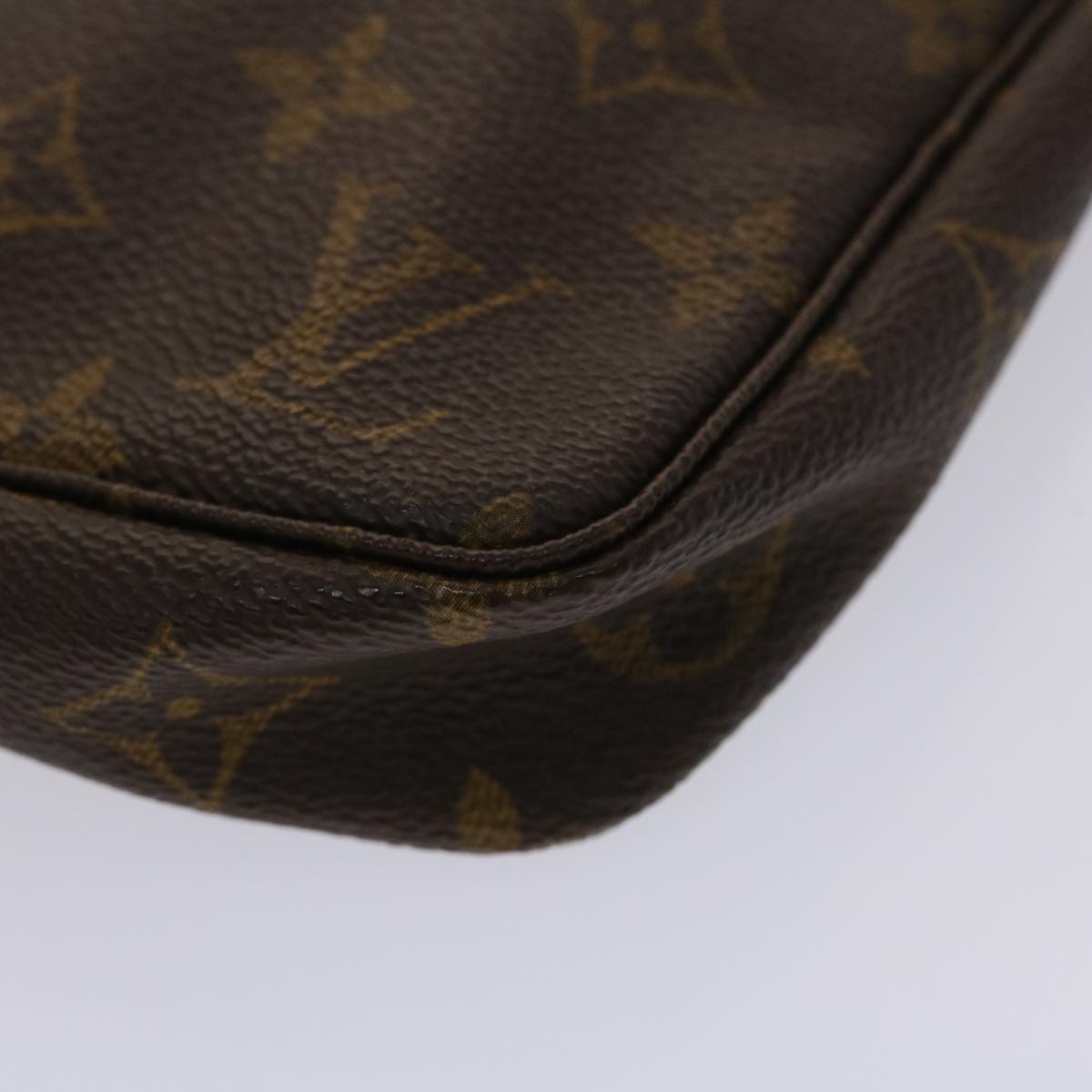 Louis Vuitton Pochette Accessoire Clutch