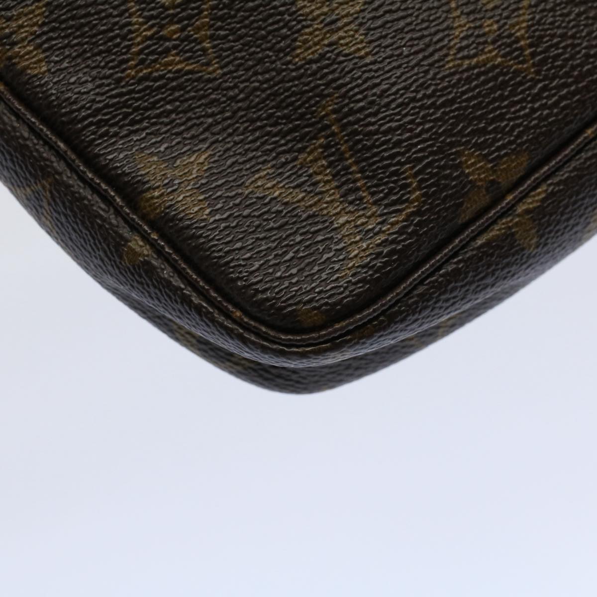 Louis Vuitton Pochette Accessoire Clutch