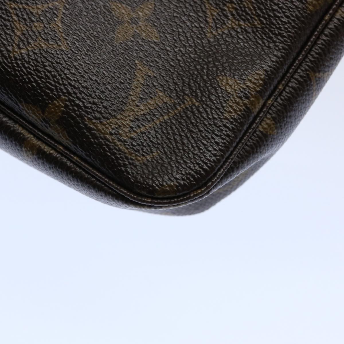 Louis Vuitton Pochette Accessoire Clutch