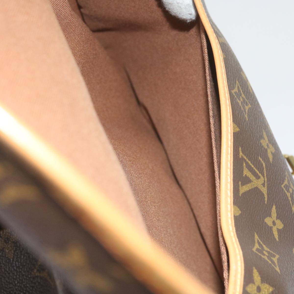 Louis Vuitton Saumur 30 Shoulder Bag