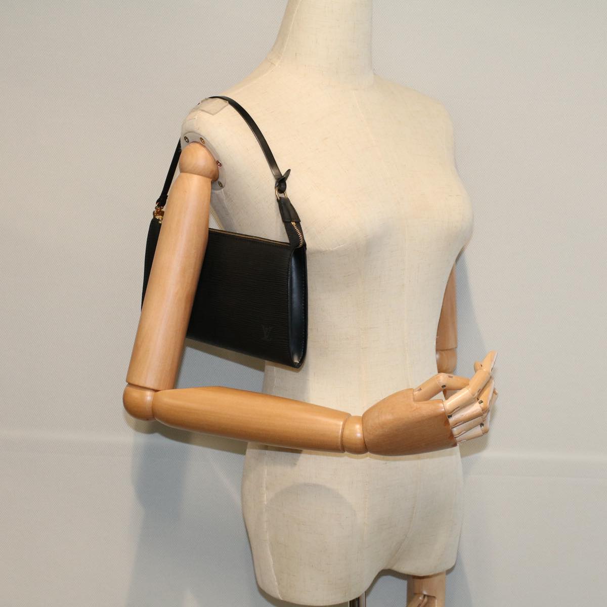 Louis Vuitton Pochette Accessoire Clutch