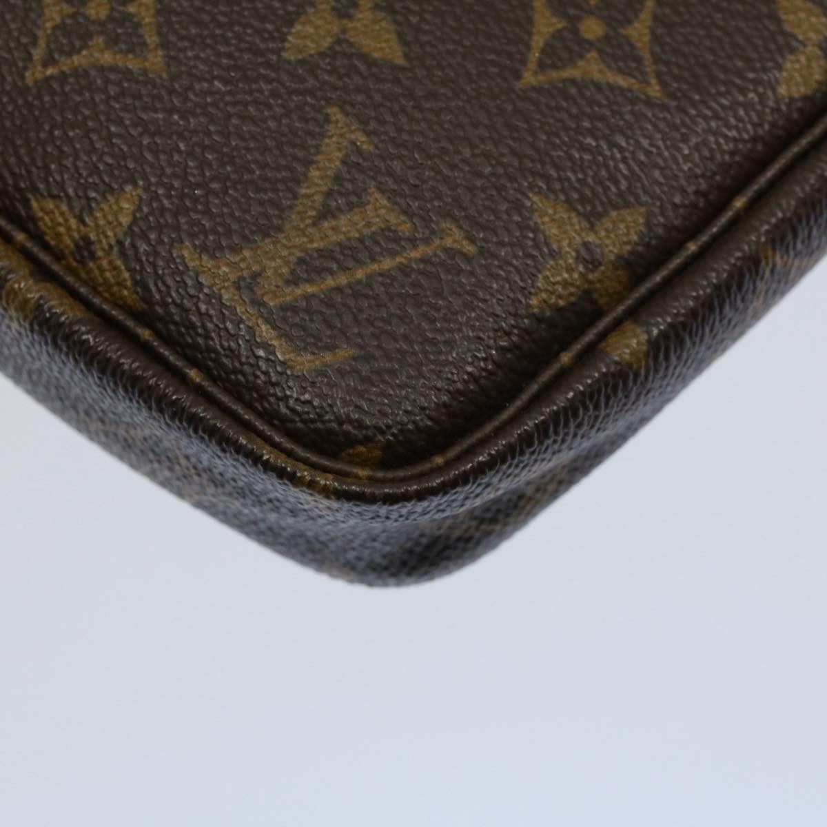 Louis Vuitton Pochette Accessoire Clutch