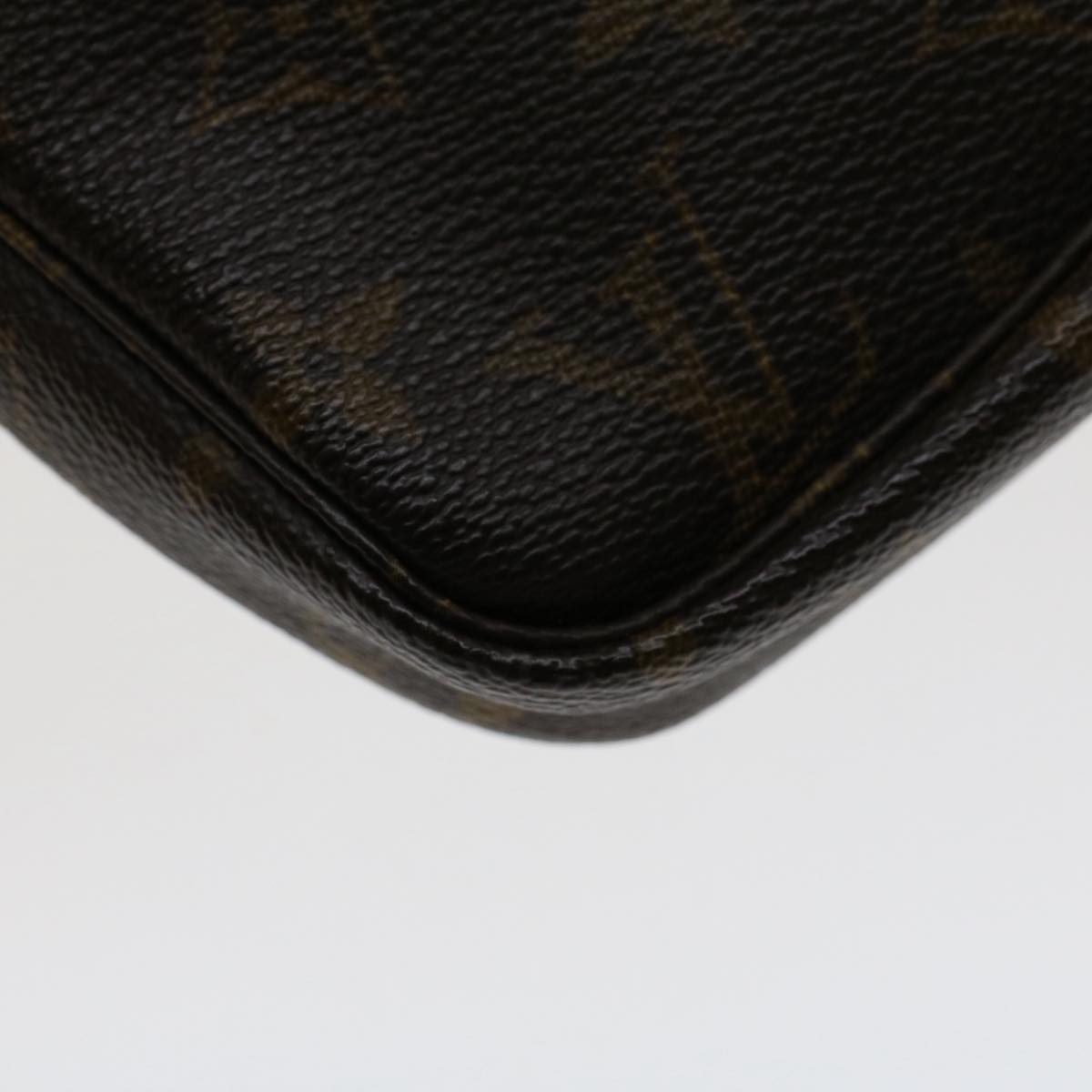 Louis Vuitton Pochette Accessoire Clutch