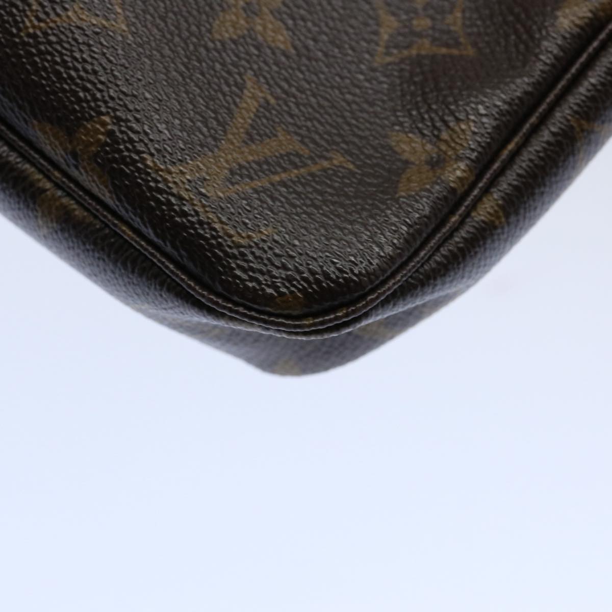 Louis Vuitton Pochette Accessoire Clutch