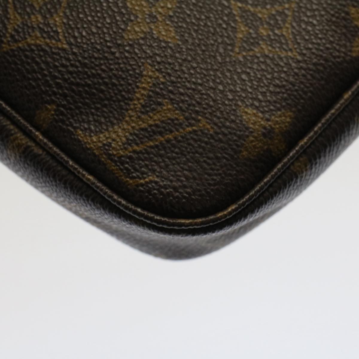 Louis Vuitton Pochette Accessoire clutch