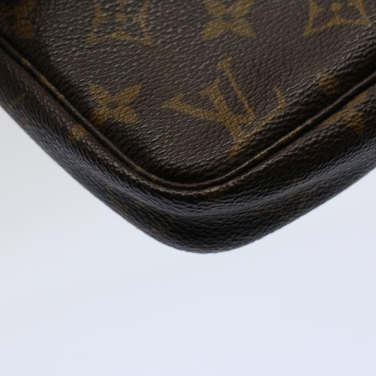 Louis Vuitton Pochette Accessoire Clutch