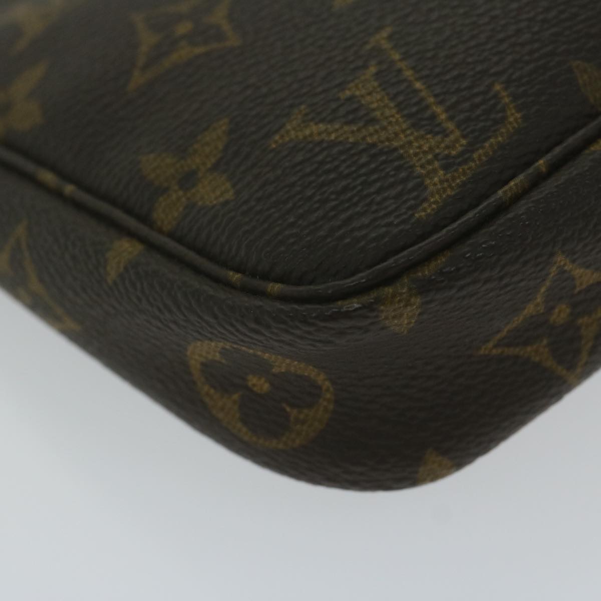 Louis Vuitton Pochette Accessoire Clutch