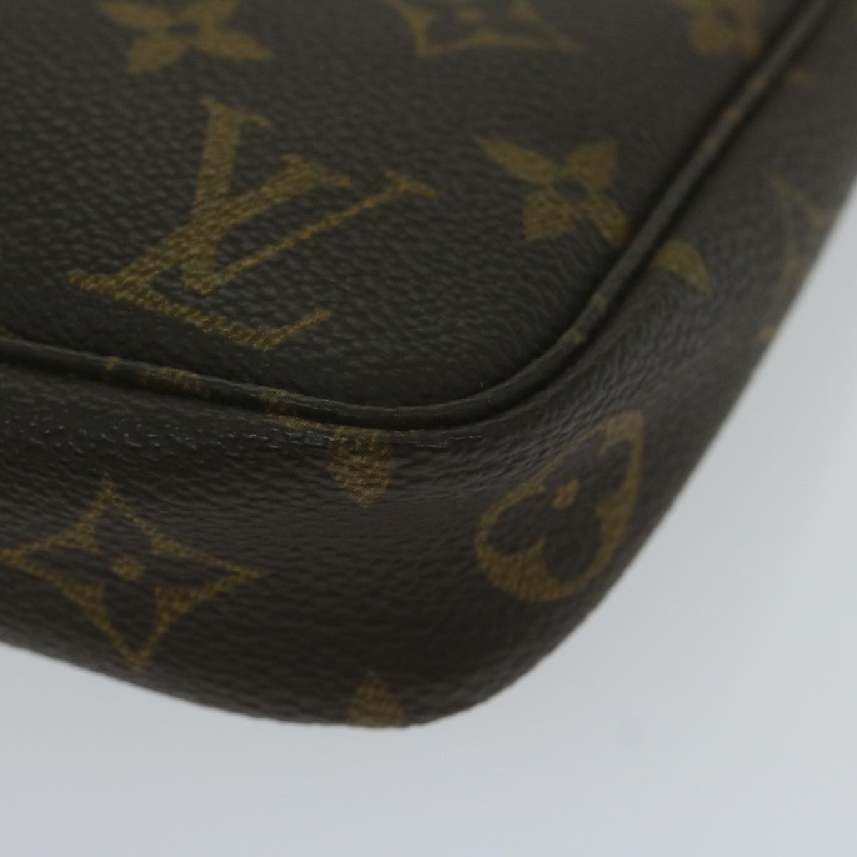 Louis Vuitton Pochette Accessoire Clutch