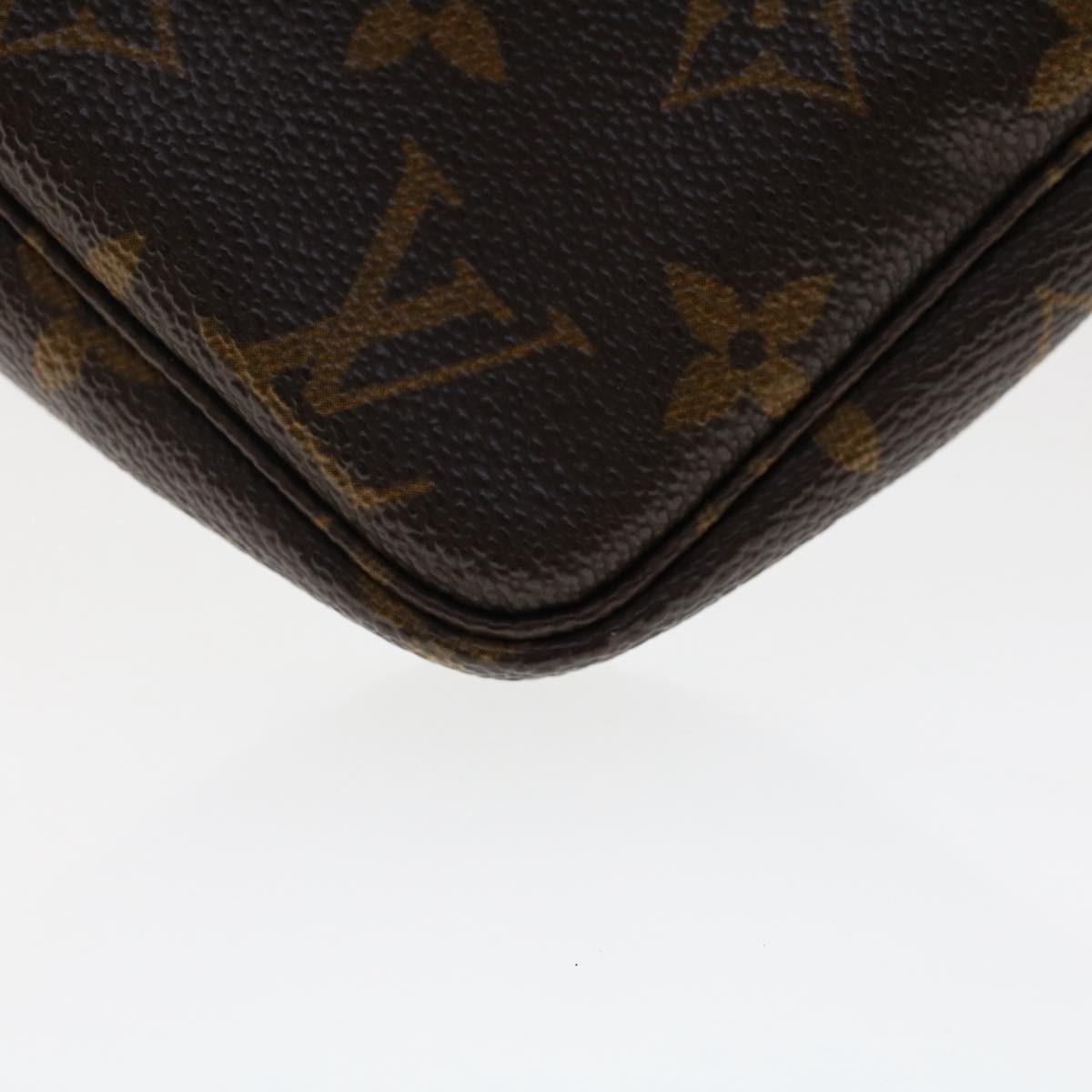 Louis Vuitton Pochette Accessoire Clutch