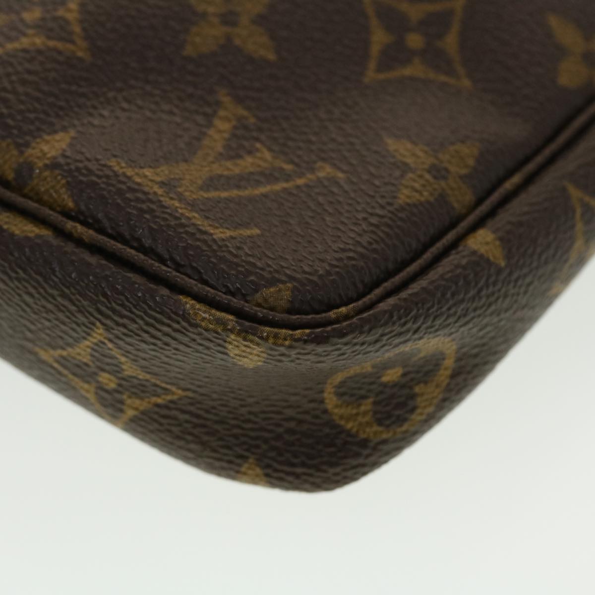 Louis Vuitton Pochette Accessoire Clutch