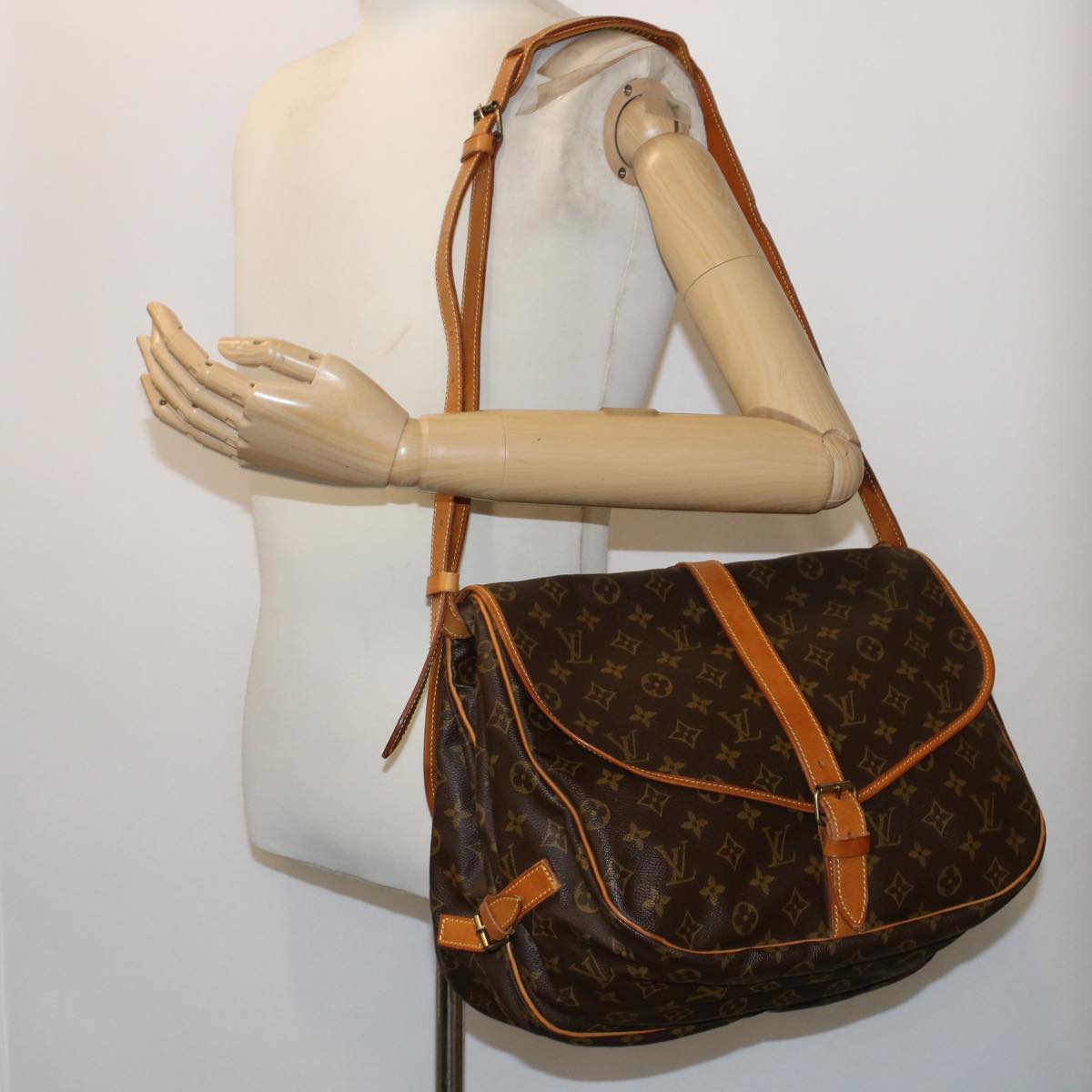 Louis Vuitton Saumur 35 Shoulder Bag