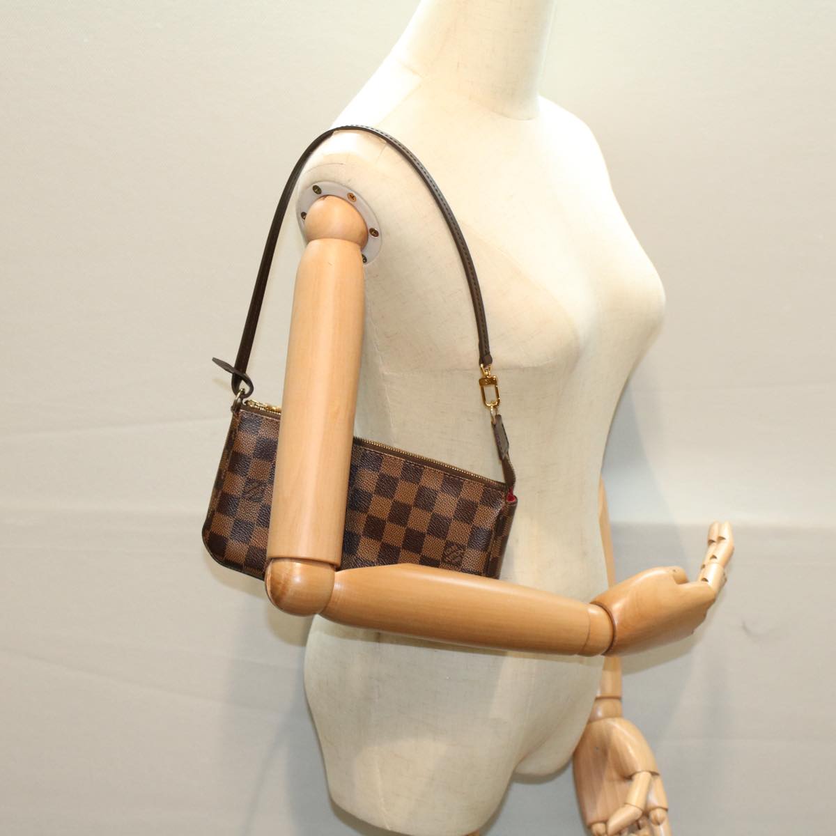 Louis Vuitton Pochette Accessoire Clutch