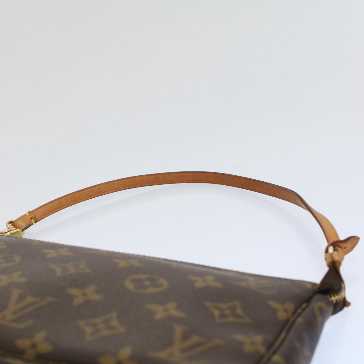 Louis Vuitton Pochette Accessoire Clutch