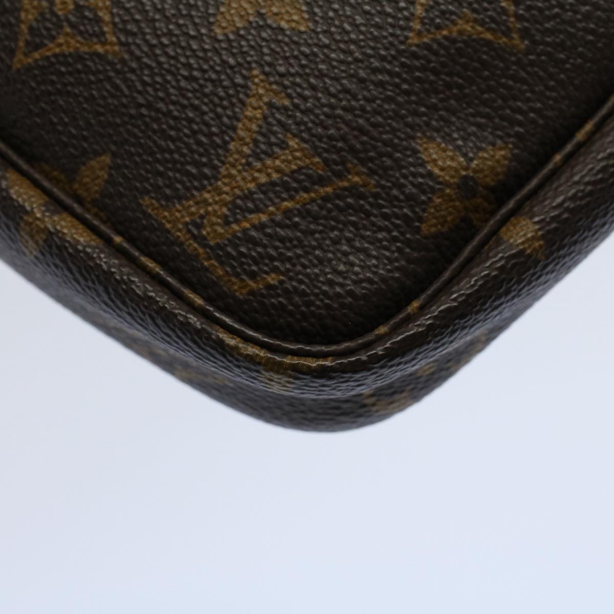 Louis Vuitton Pochette Accessoire Clutch