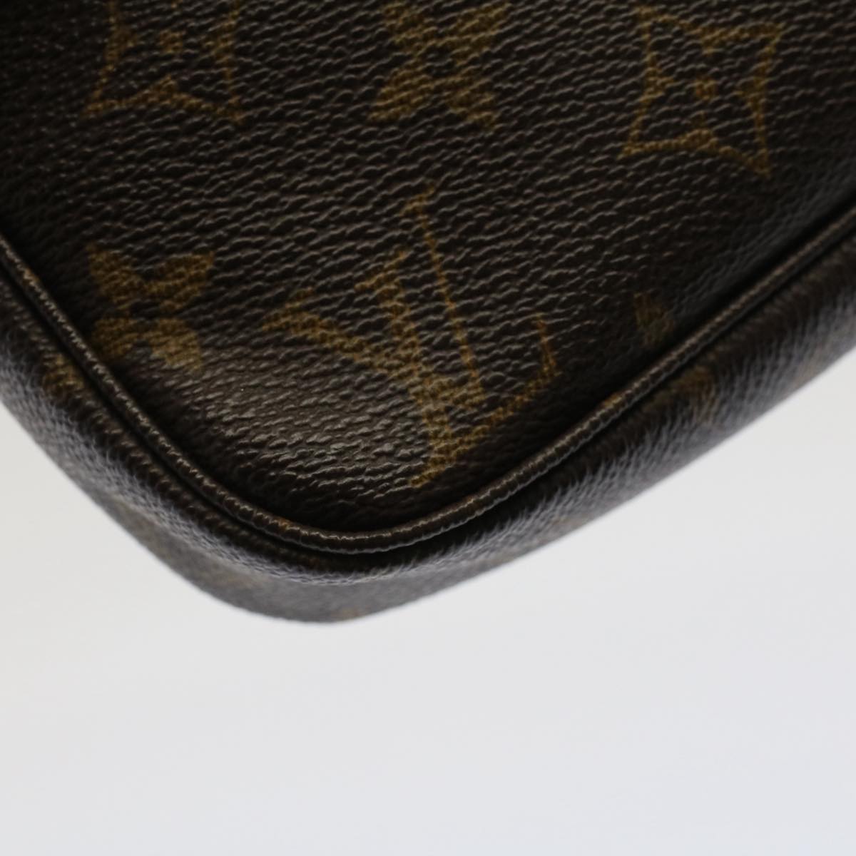 Louis Vuitton Pochette Accessoire Clutch