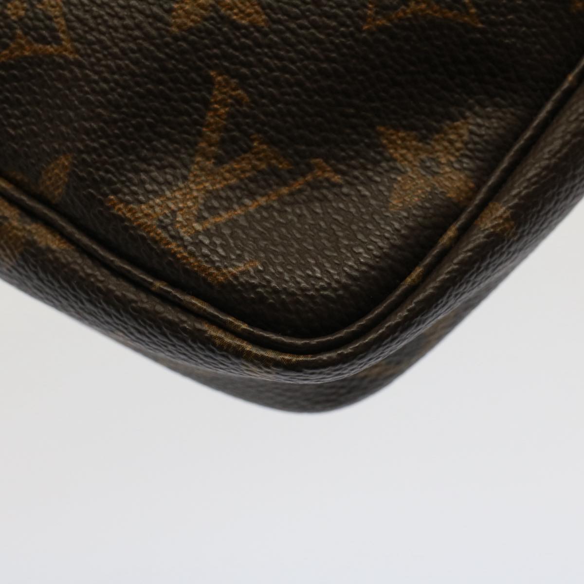 Louis Vuitton Pochette Accessoire Clutch