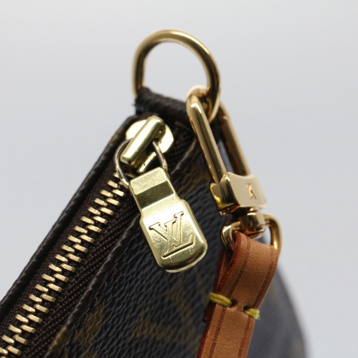 Louis Vuitton Pochette Accessoire Clutch