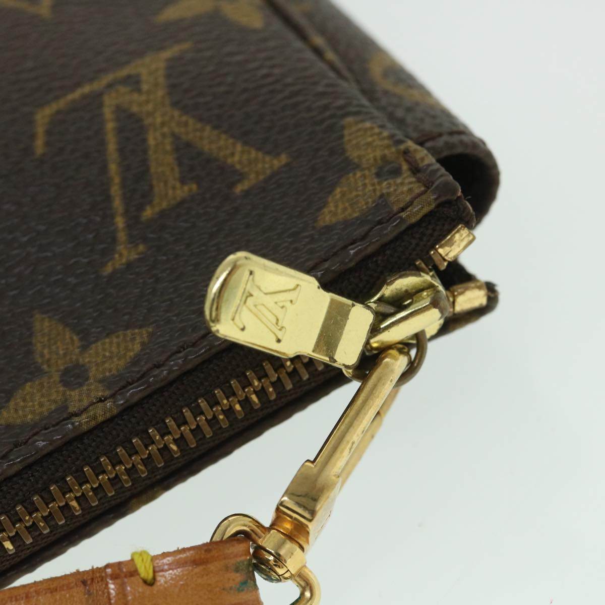 Louis Vuitton Pochette Accessoire Clutch