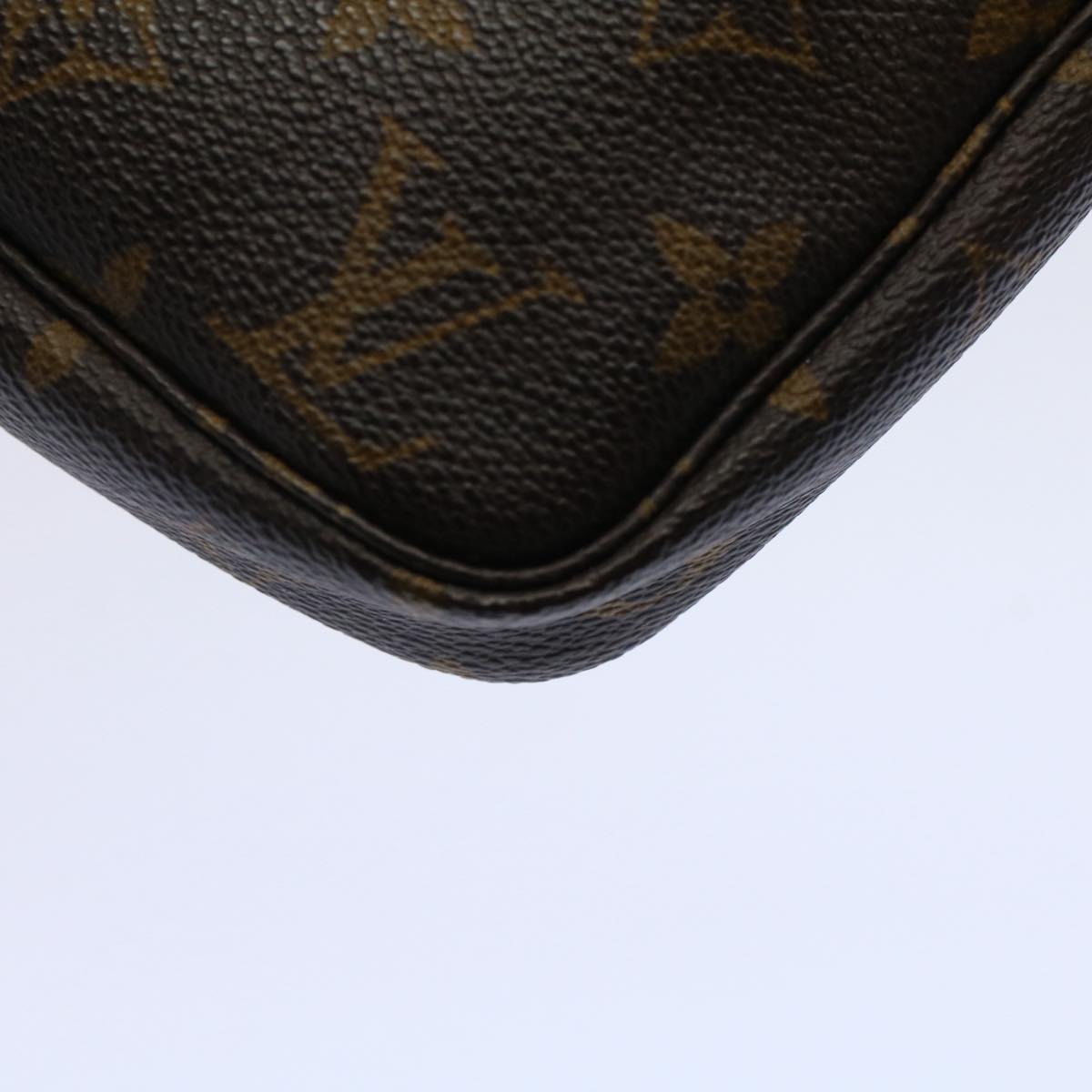 Louis Vuitton Pochette Accessoire Clutch