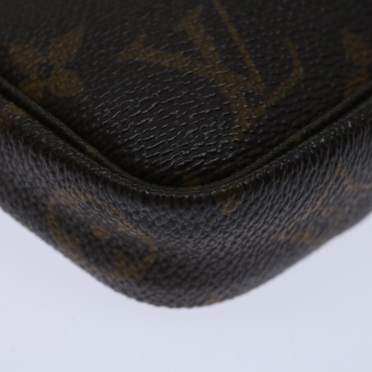 Louis Vuitton Pochette Accessoire Clutch