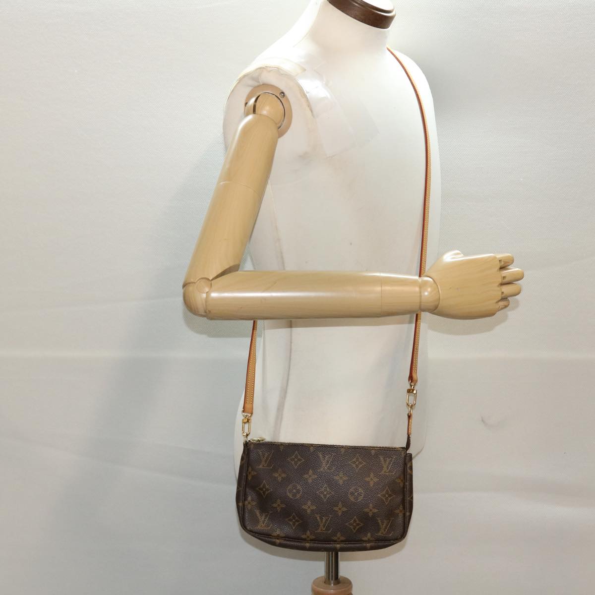 Louis Vuitton Pochette Accessoire Clutch