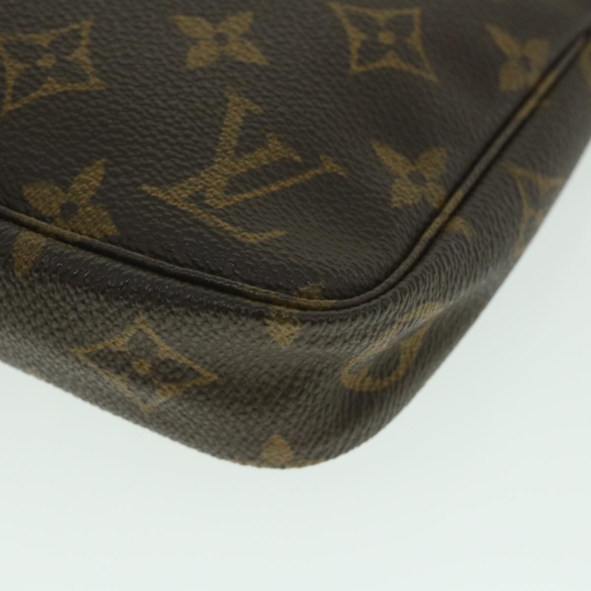 Louis Vuitton Pochette Accessoire Clutch