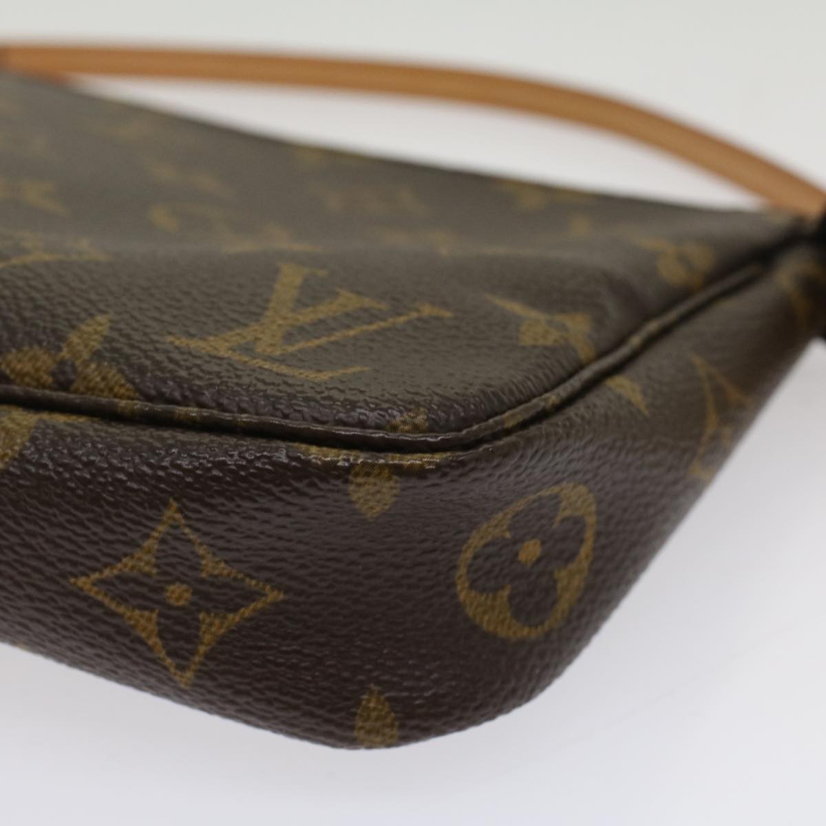 Louis Vuitton Pochette Accessoire Clutch