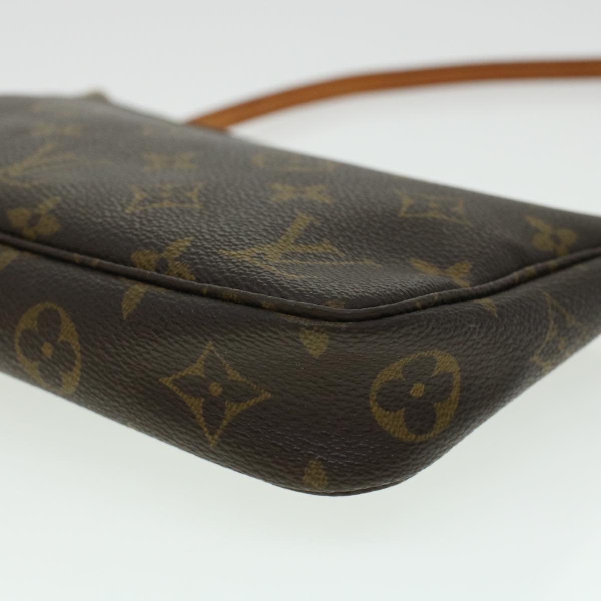 Louis Vuitton Pochette Accessoire Clutch