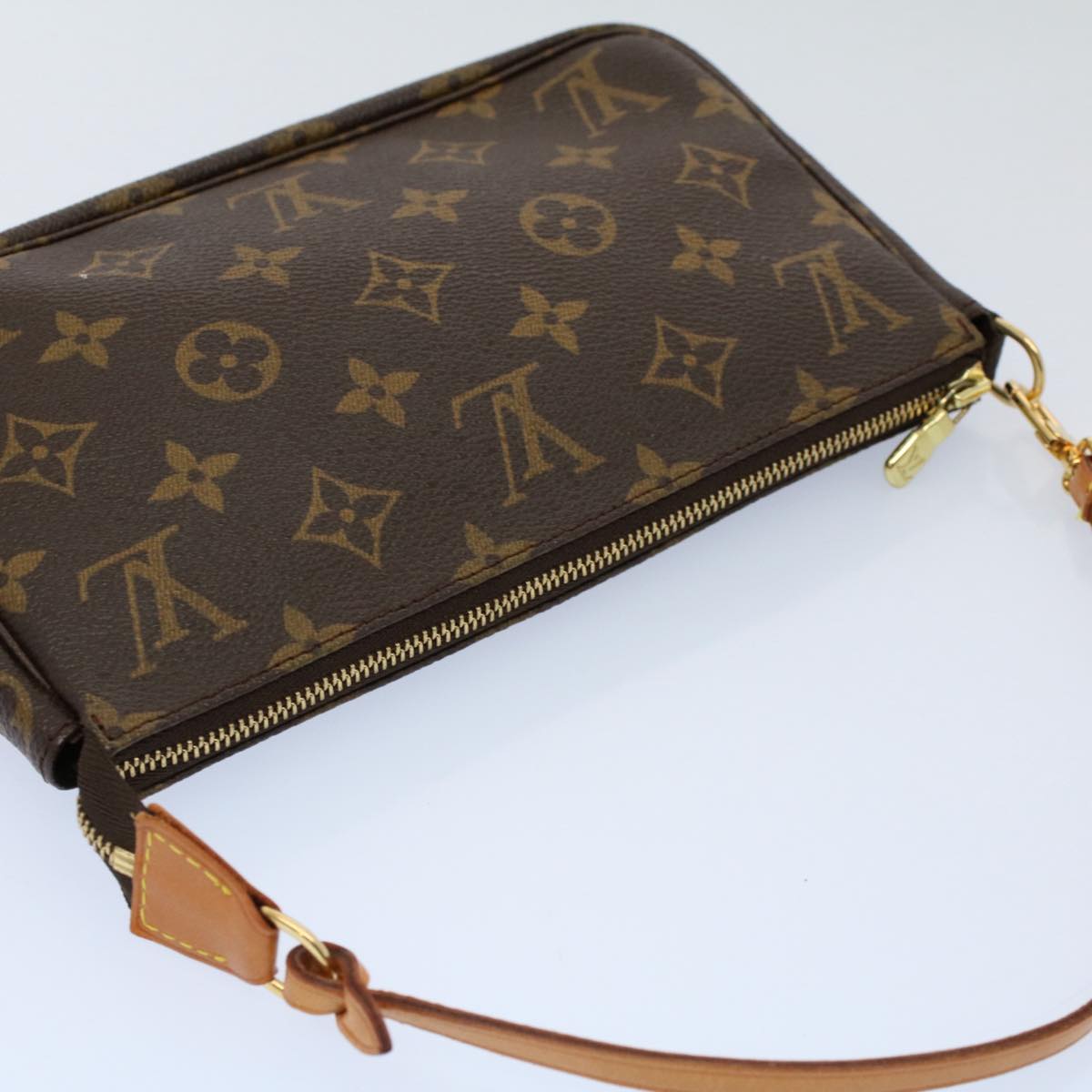 Louis Vuitton Pochette Accessoire Clutch