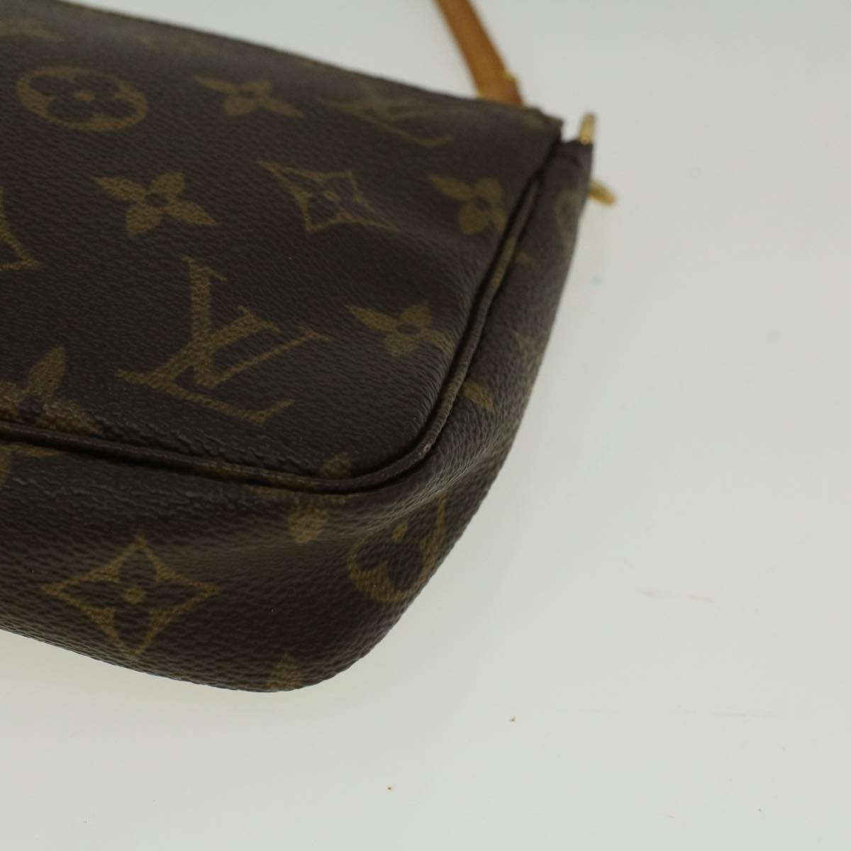 Louis Vuitton Pochette Accessoire Clutch