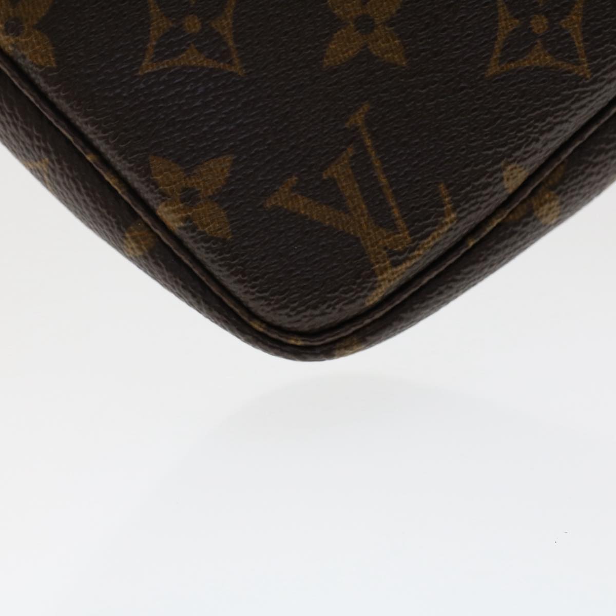 Louis Vuitton Pochette Accessoire Clutch