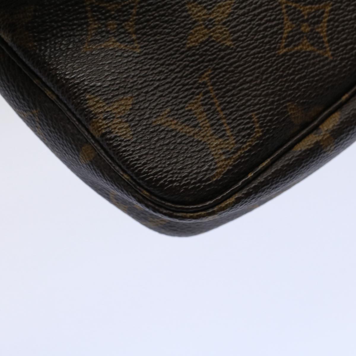 Louis Vuitton Pochette Accessoire Clutch