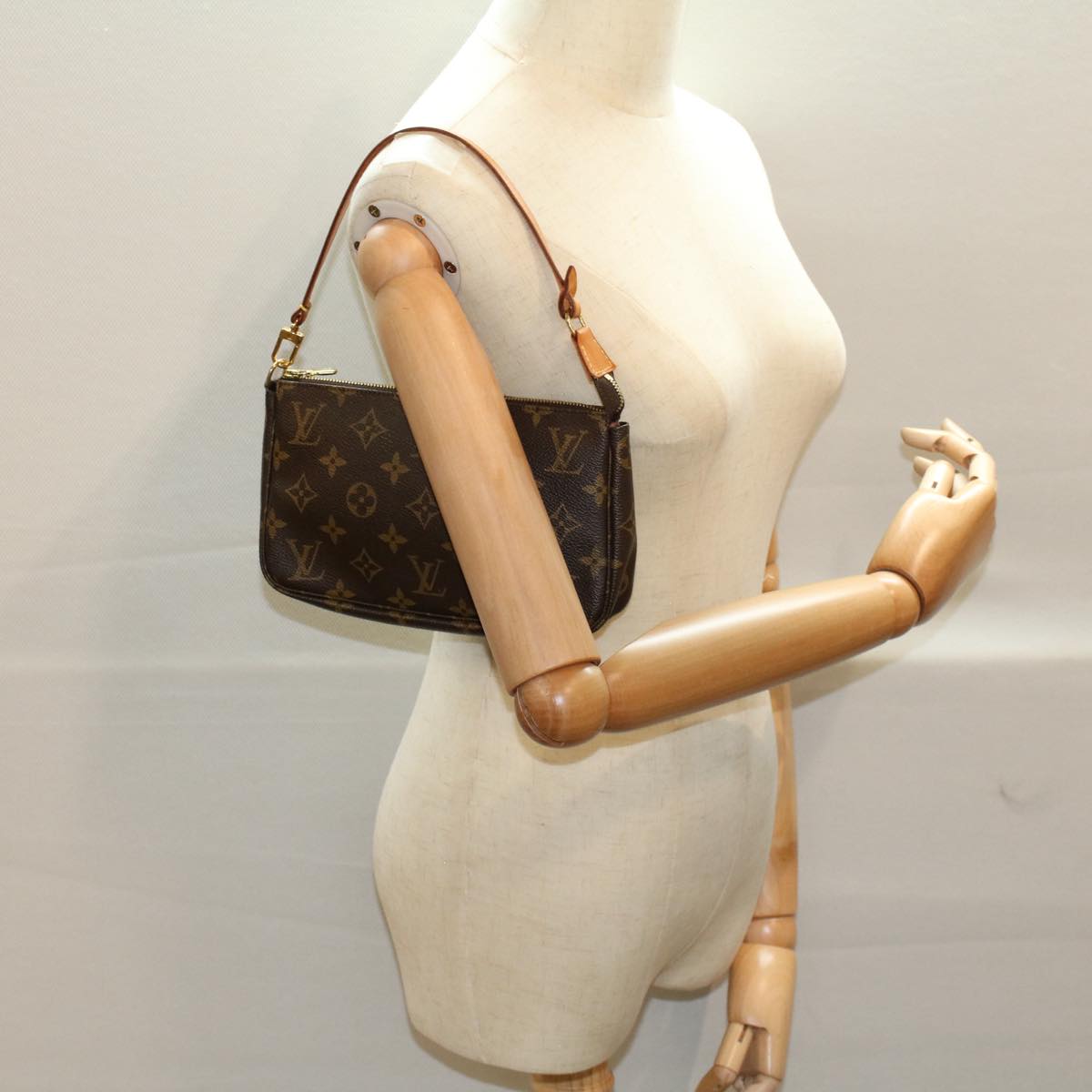 Louis Vuitton Pochette Accessoire Clutch