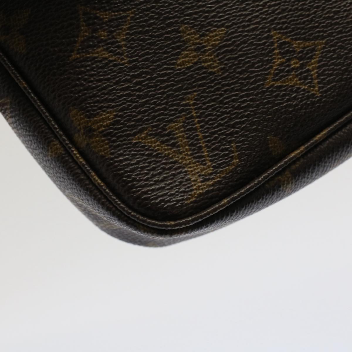 Louis Vuitton Pochette Accessoire Clutch