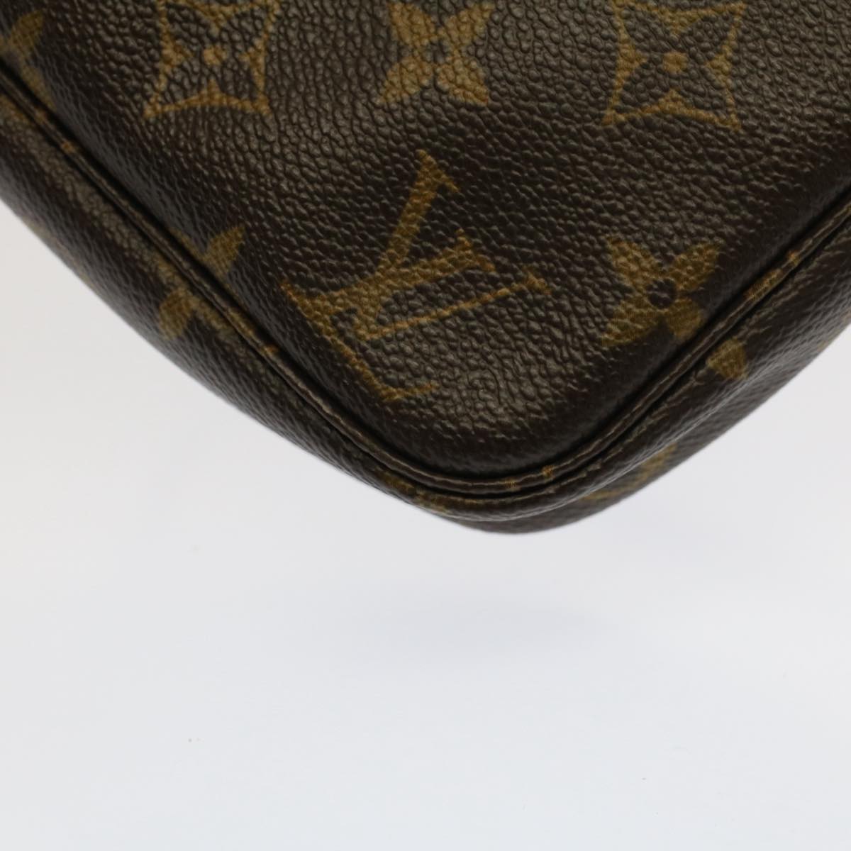 Louis Vuitton Pochette Accessoire Clutch