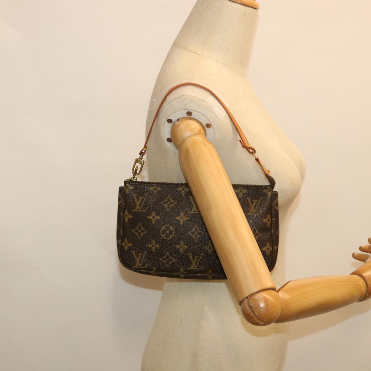 Louis Vuitton Pochette Accessoire Clutch