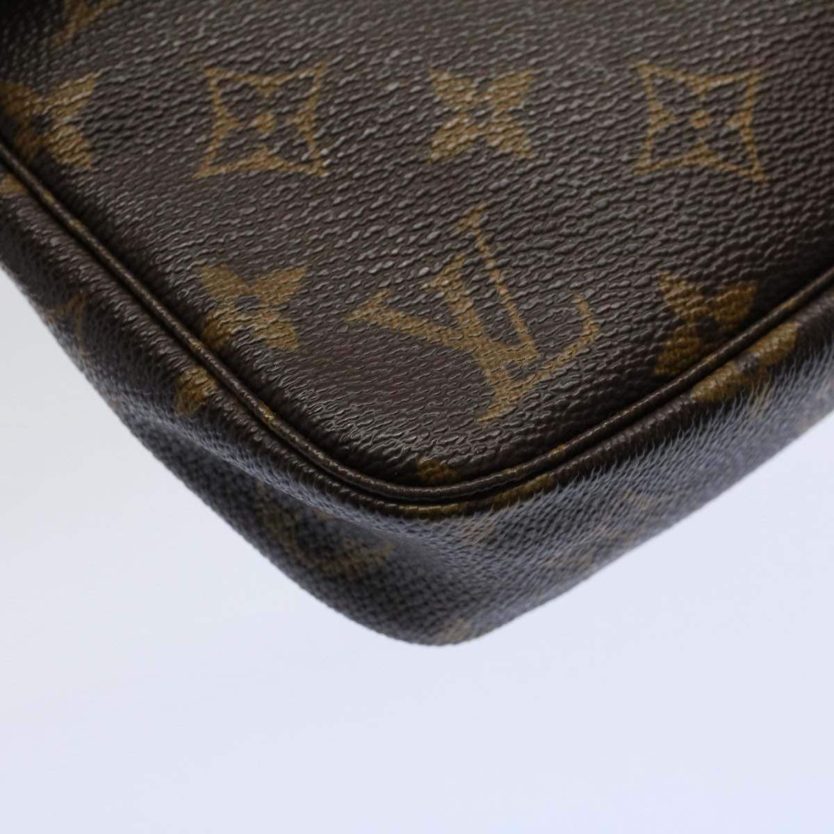 Louis Vuitton Pochette Accessoire Clutch