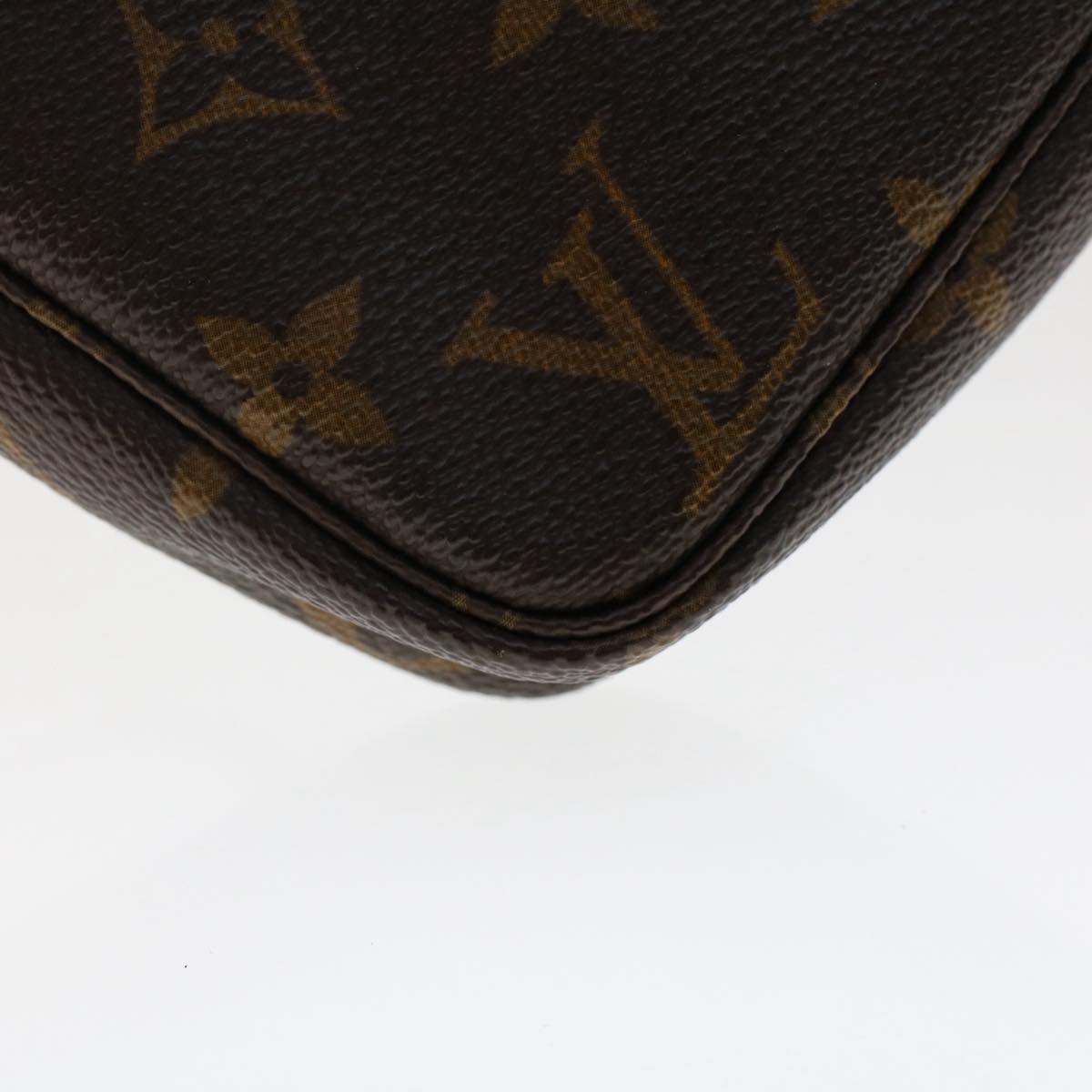 Louis Vuitton Pochette Accessoire Clutch