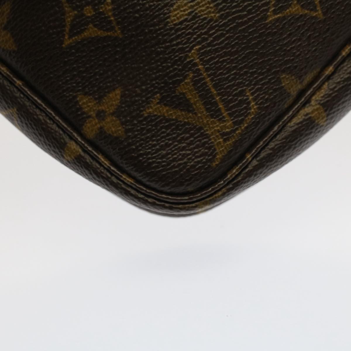 Louis Vuitton Pochette Accessoire Clutch