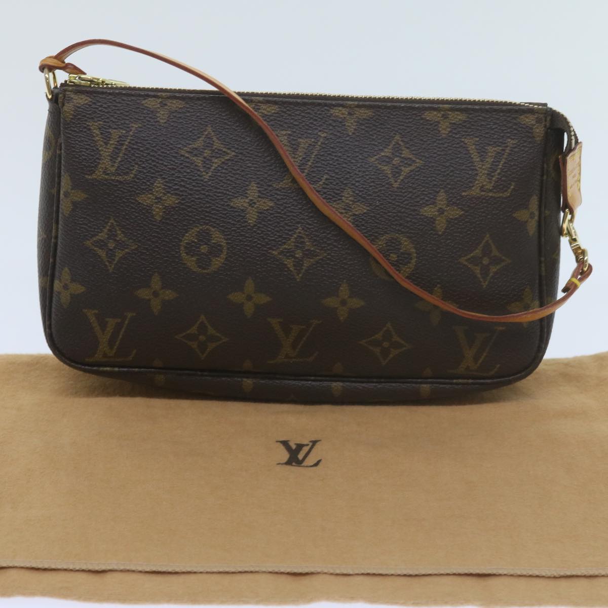 Louis Vuitton Pochette Accessoire Clutch