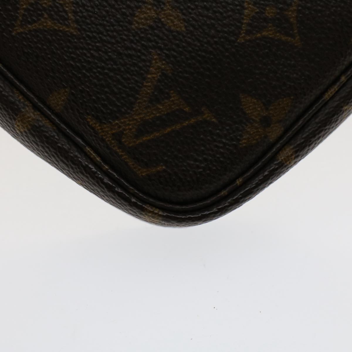 Louis Vuitton Pochette Accessoire Clutch