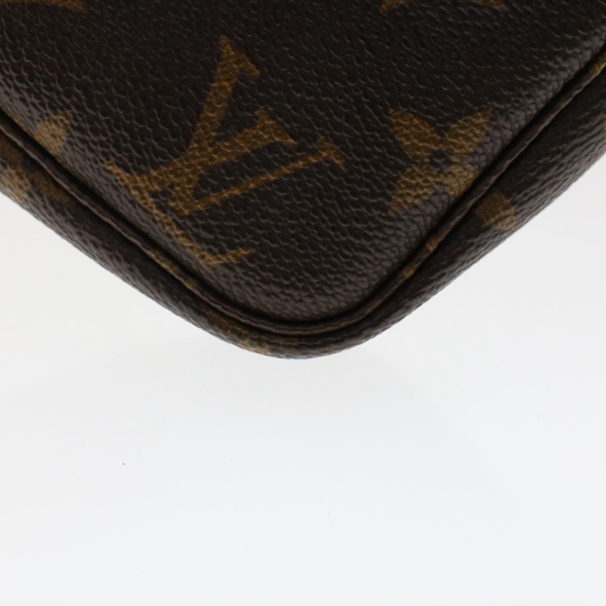 Louis Vuitton Pochette Accessoire Clutch