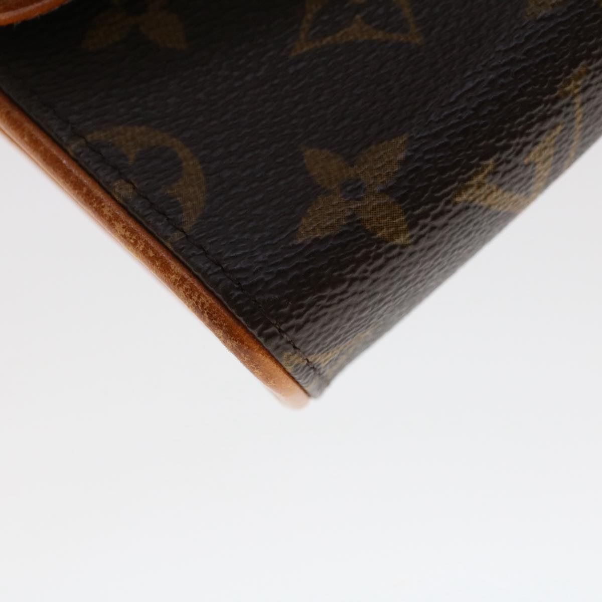 Louis Vuitton Pochette florentine Clutch