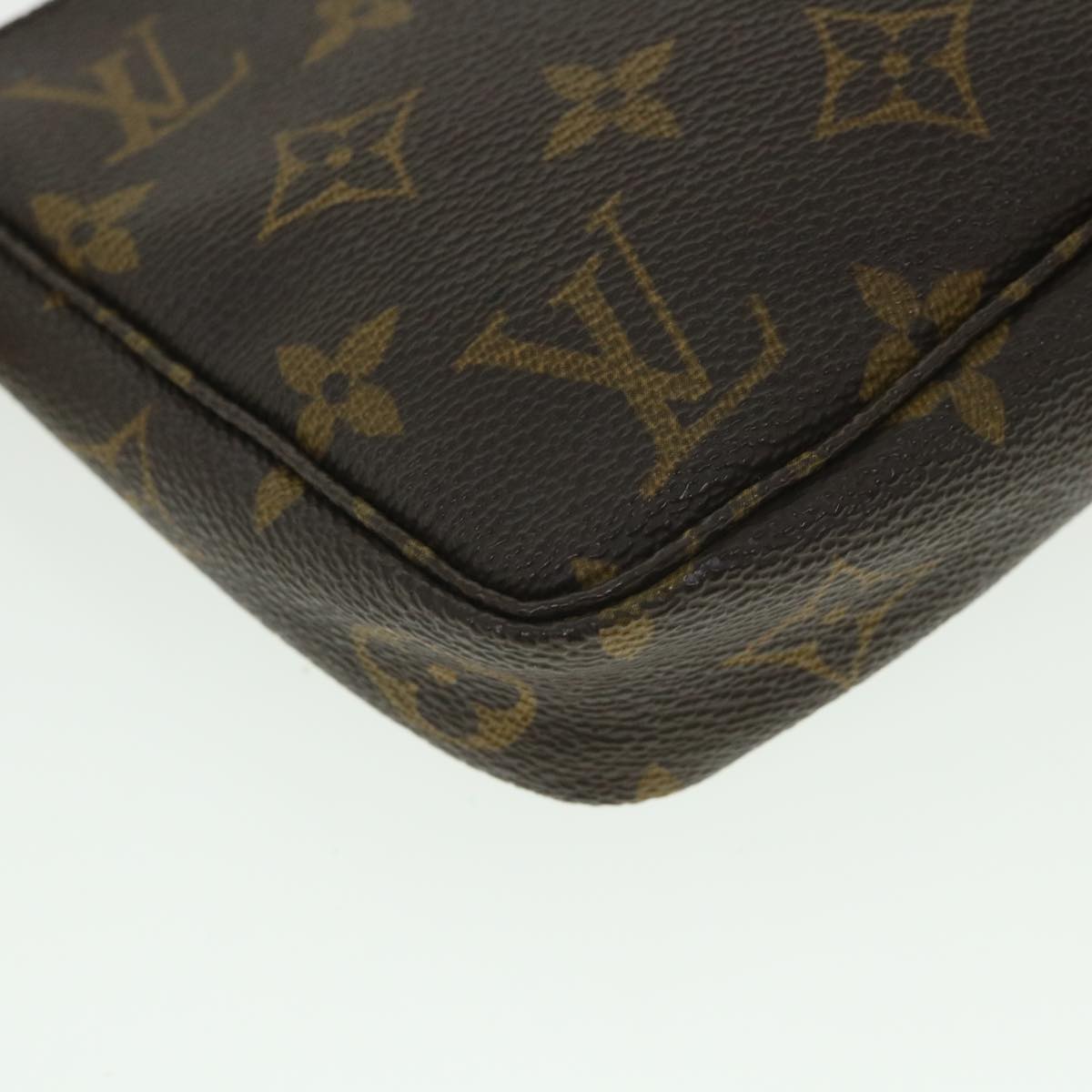 Louis Vuitton Pochette Accessoire Clutch