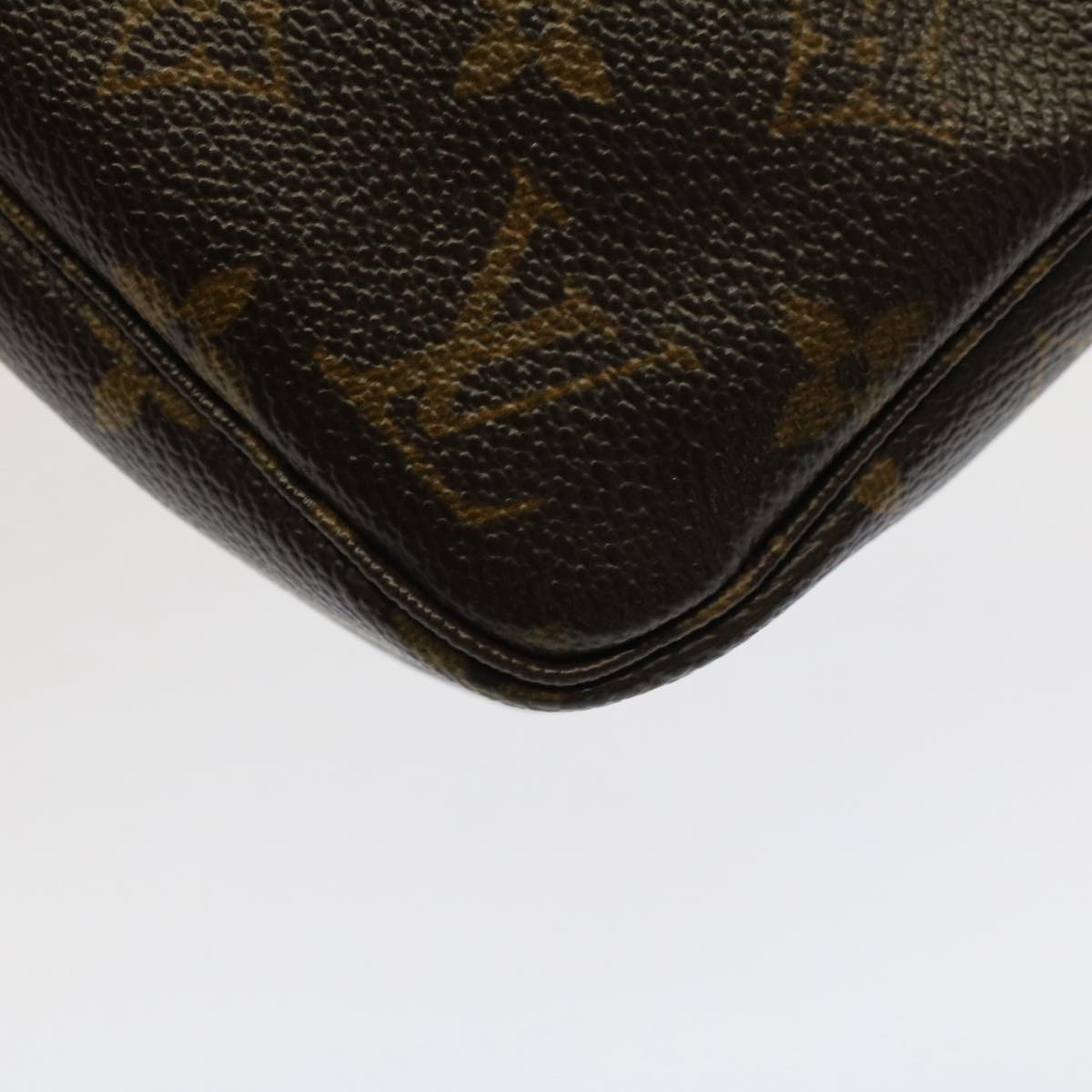 Louis Vuitton Pochette Accessoire Clutch