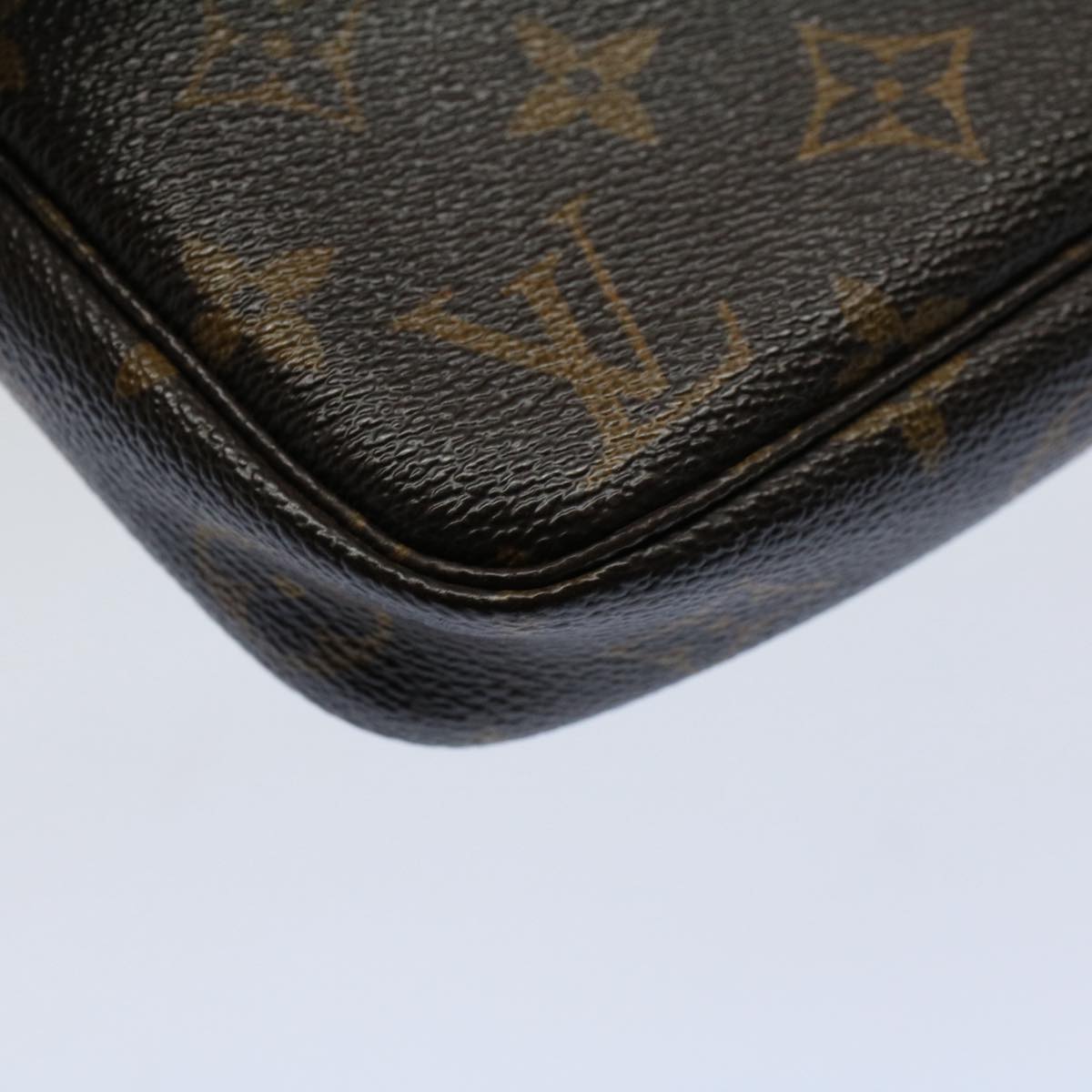 Louis Vuitton Pochette Accessoire Clutch