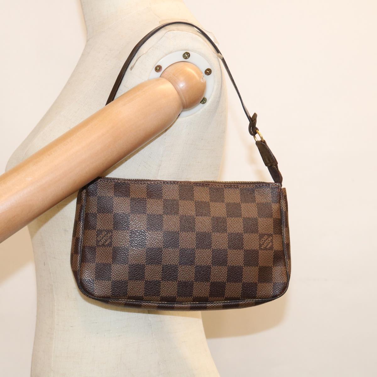 Louis Vuitton Pochette Accessoire Clutch