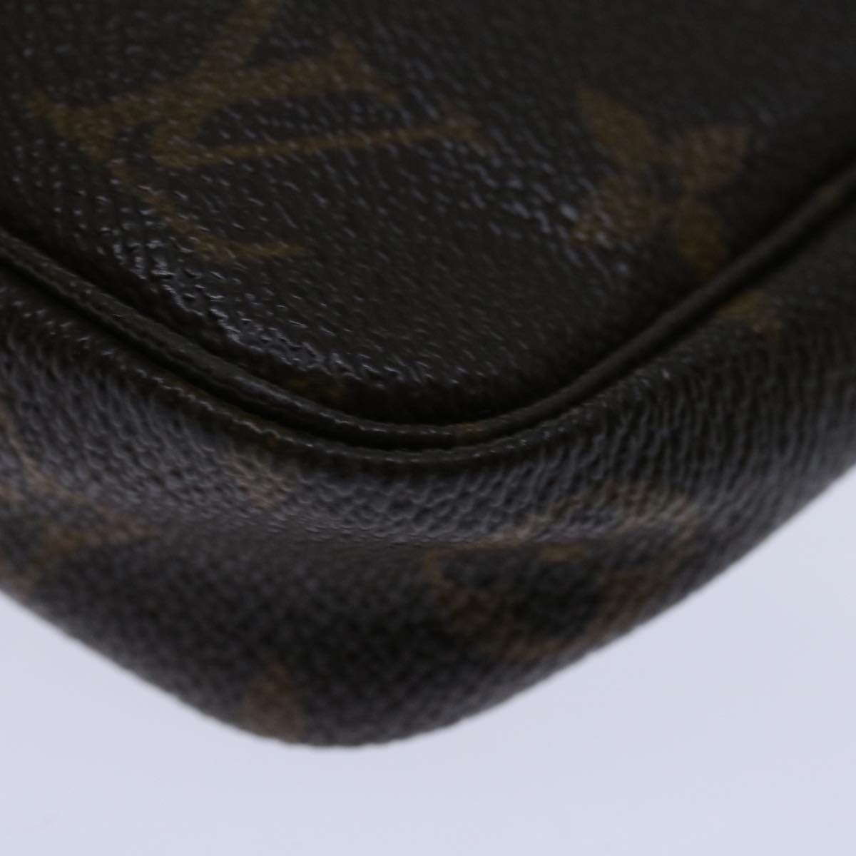 Louis Vuitton Pochette Accessoire Clutch